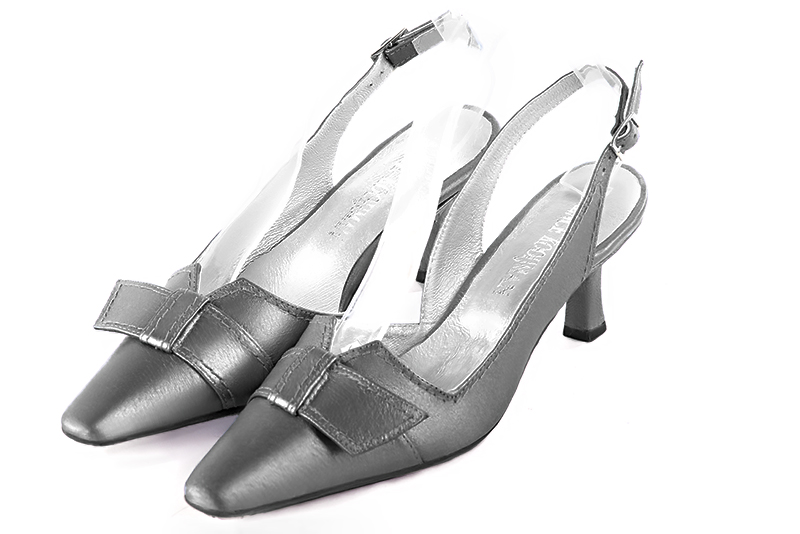 Dove grey women's open back shoes, with a knot. Tapered toe. Medium spool heels. Front view - Florence KOOIJMAN